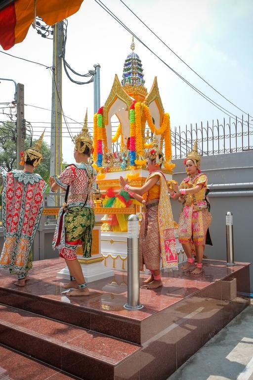 B32 Khách sạn hẻo lánh