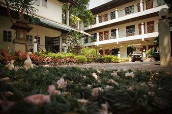 Charlie House Pin Klao Khách sạn 3*