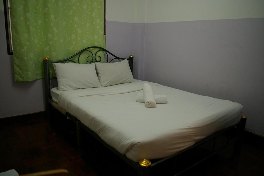 Moom Pon Khlai & Hostel Bangkok