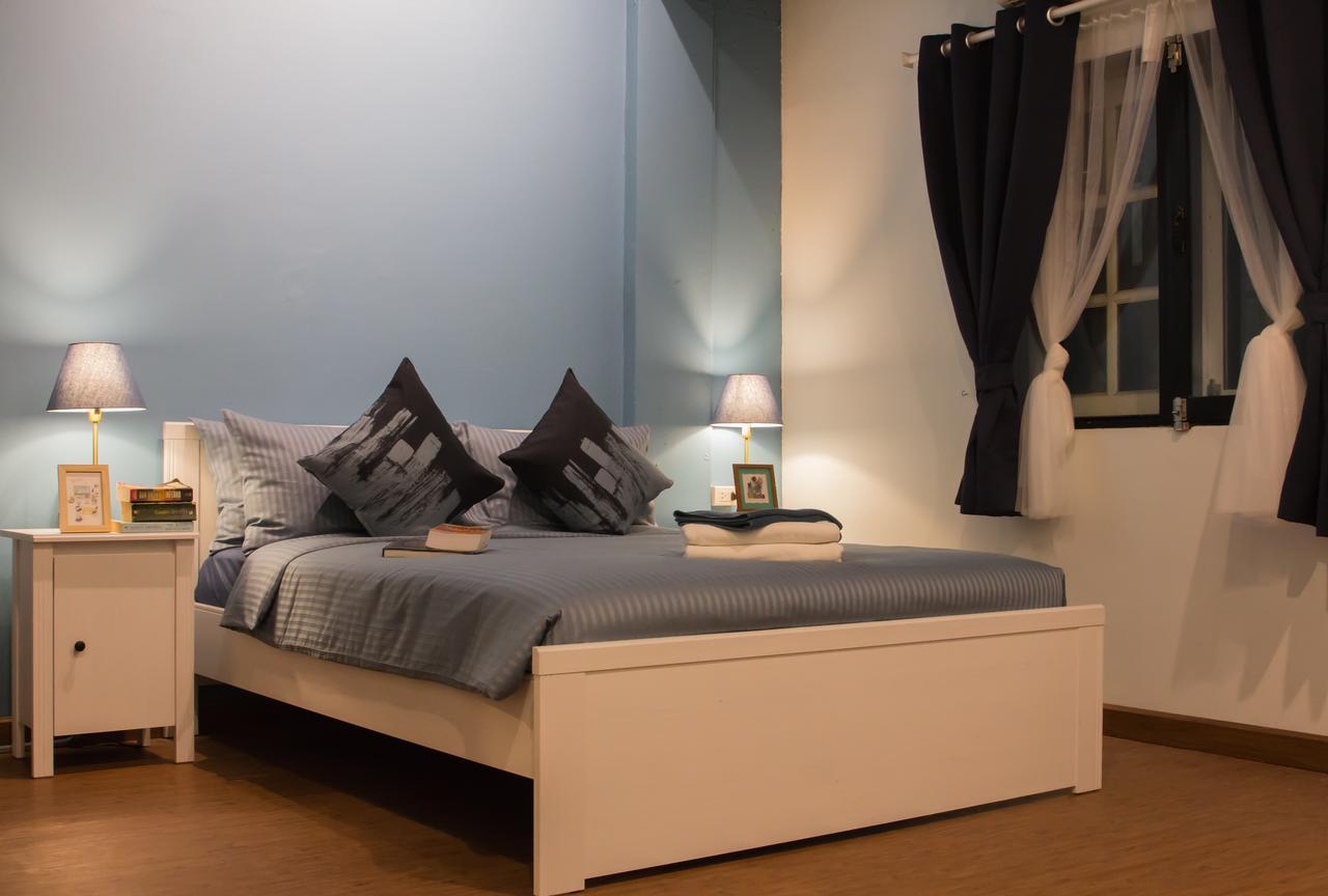 Thonglor Travellers And Cafe Hostel Bangkok
