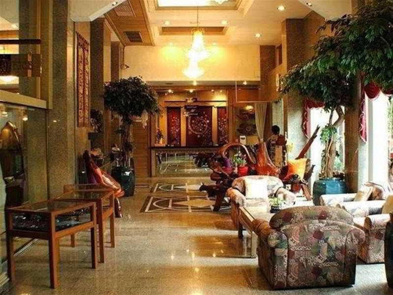 Royal Sukhumvit Lodge *