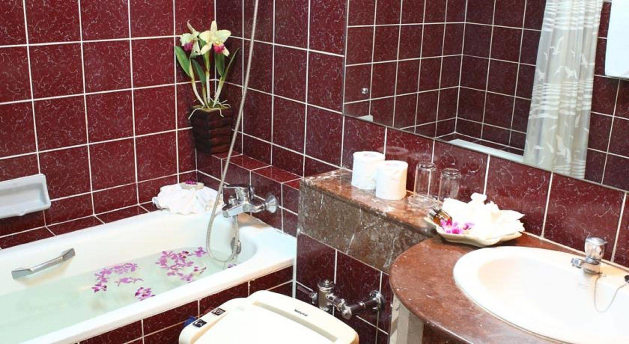 Yellow Ribbon Hills, Boutique 3*