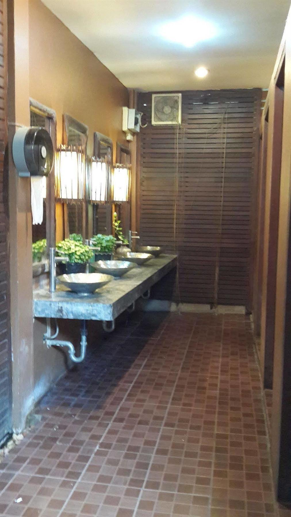 Nontnatee And Restaurant *