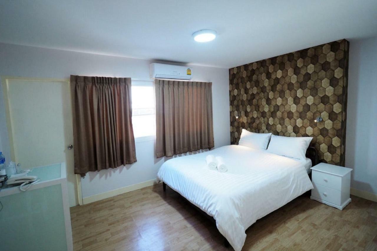 Hotel Tim Place - Bts Phra Khanong 2*