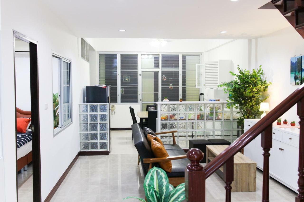 Train Night Market To 2Min & Mrt To 3Min, Modern & Big House Holiday home Bangkok