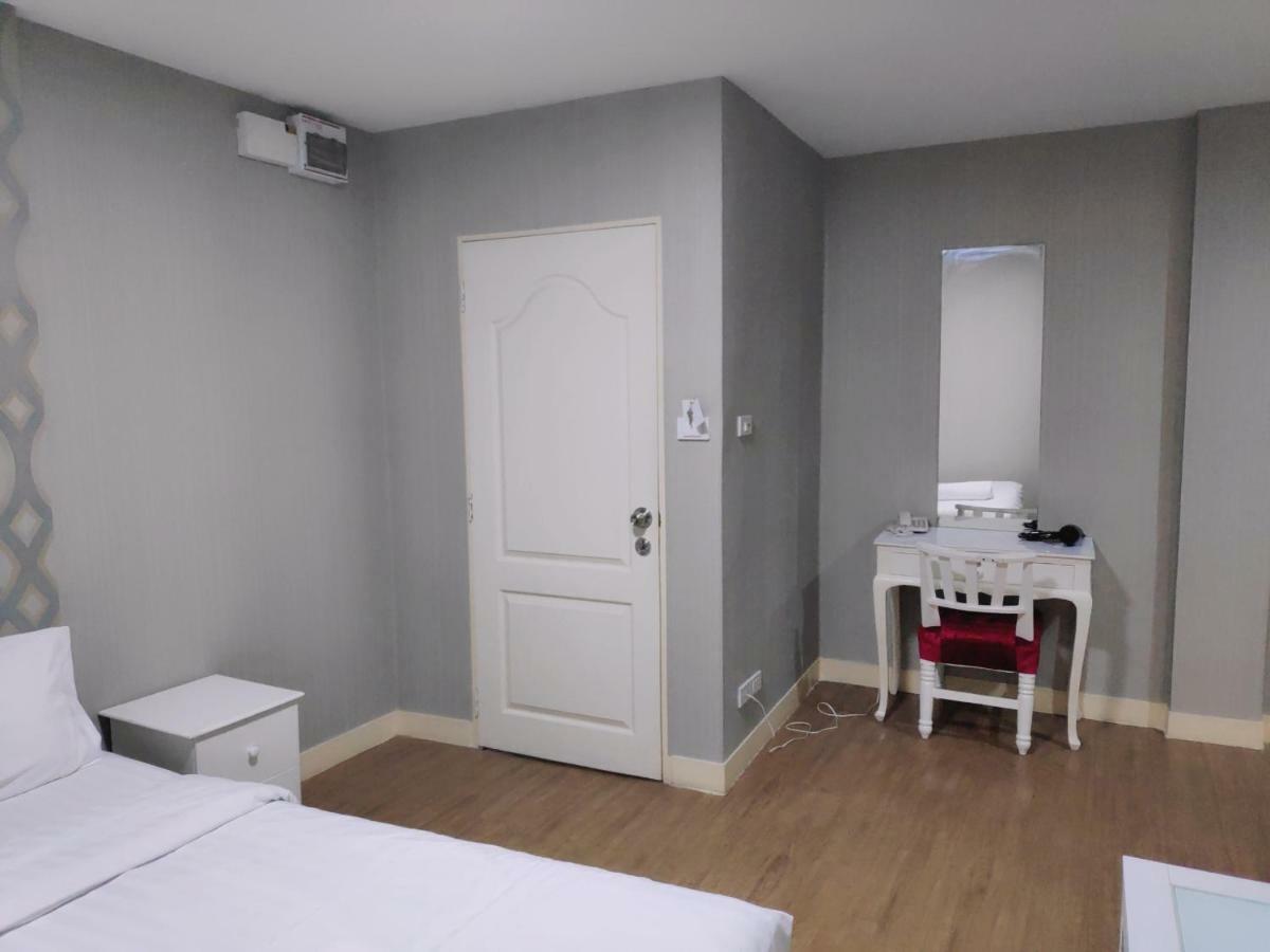 Hotel Tim Place - Bts Phra Khanong Bangkok