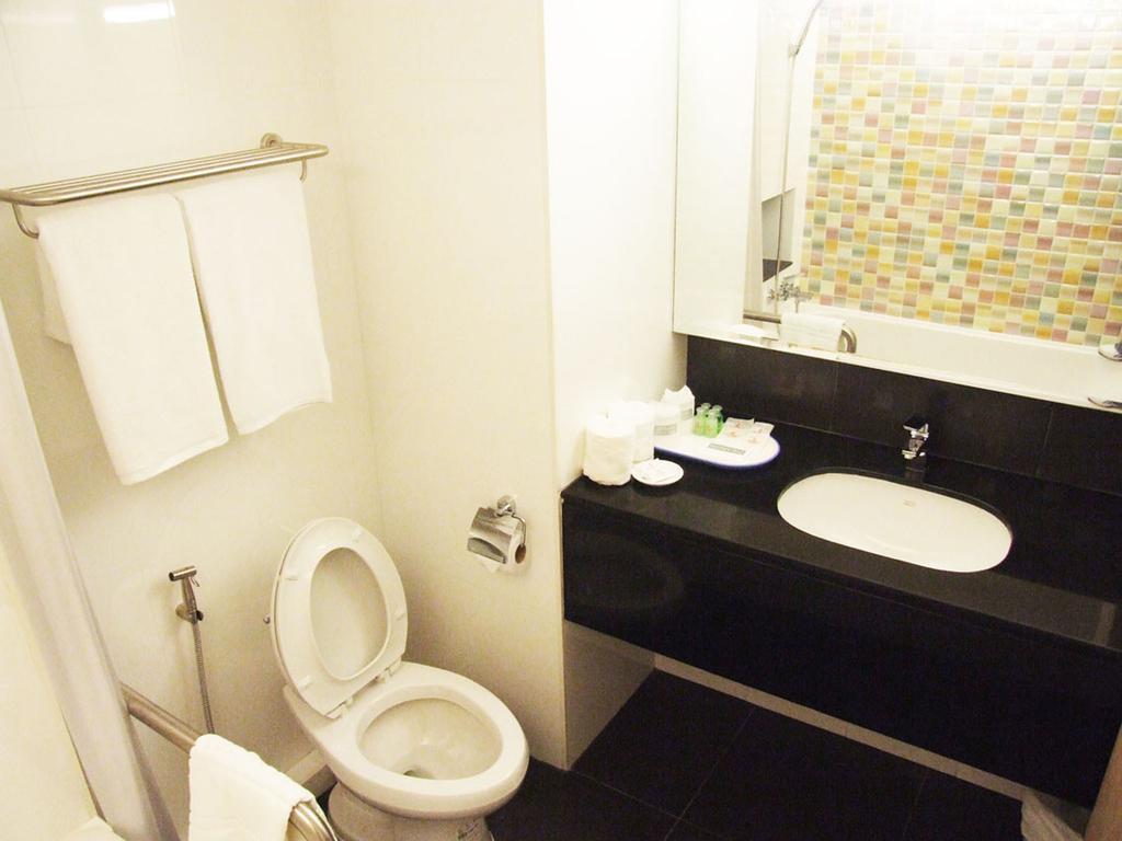 Grand Tower Sathorn Khách sạn 4*
