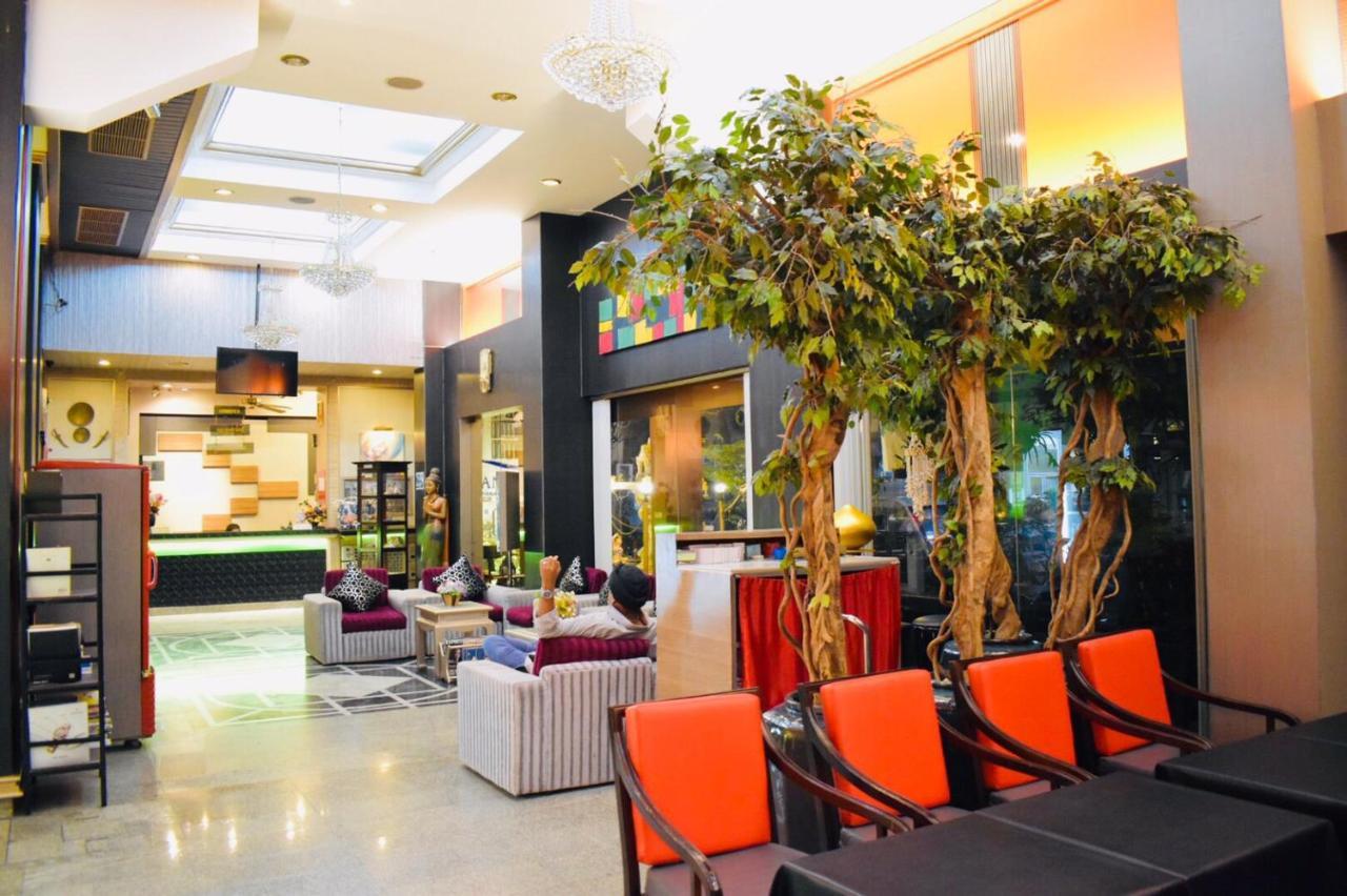 Royal Sukhumvit Lodge *