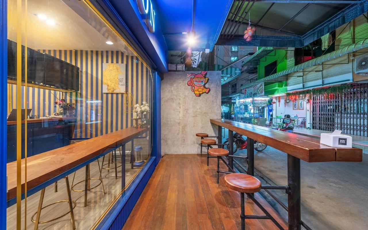Hostal Happy Station